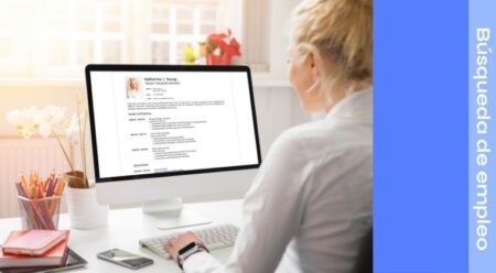 Mujer lista para enviar CV a una ETT