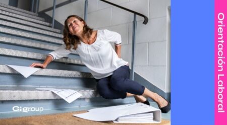 Mujer teniendo un accidente laboral.